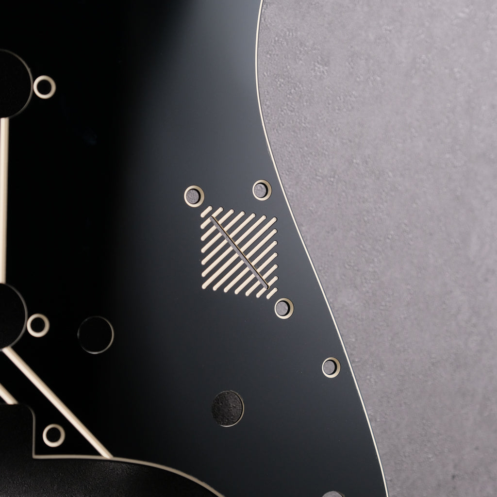 Broken Arrow - Stratocaster Pickguard - Black/Cream/Black