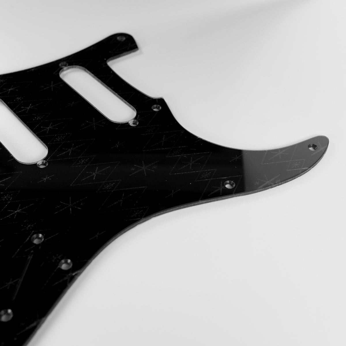 MAYBELLENE - Charcoal Frost Metallic on Black