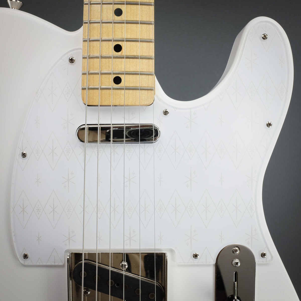 MAYBELLENE - Pearl on White